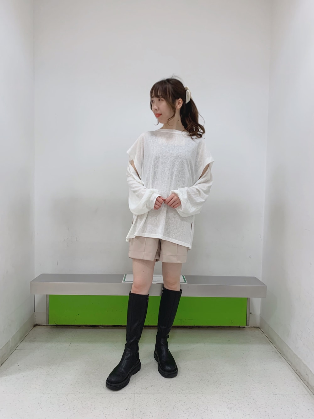 ホワイト系のTシャツ/カットソー、ブラック系のその他パンツを着用したレディースの春コーディネートの1枚目の写真