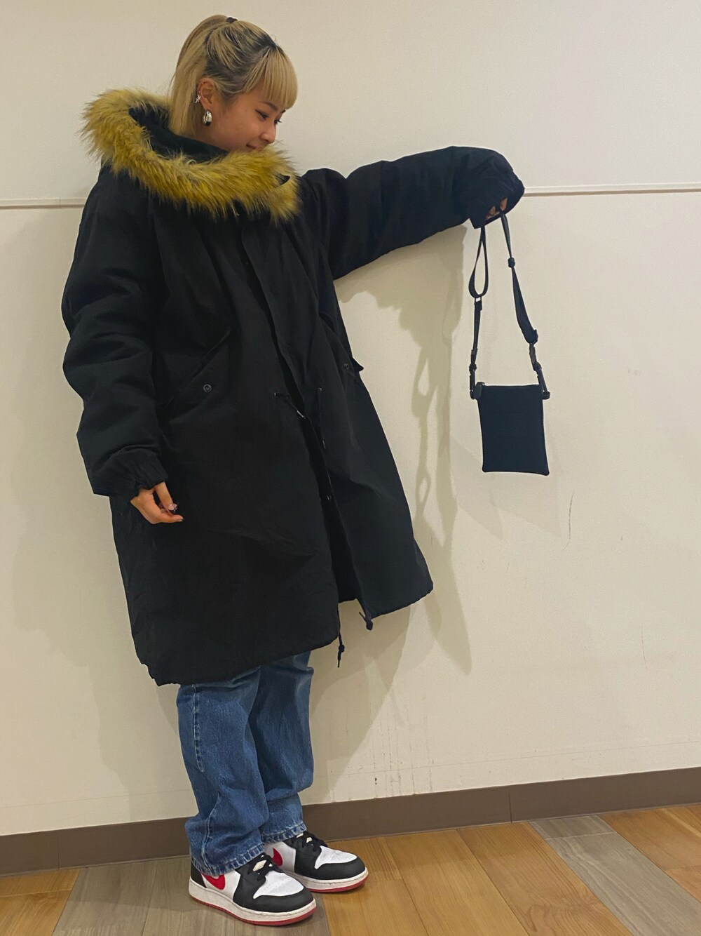 「カジュアル、AVIREX、大人カジュアル、お出かけコーデ、大人コーデ、パンツスタイル、ootd、着回しコーデ、お洒落さんとつながりたい、AVIREXBelle」｜「AVIREXのM-65 フィールドパーカー/ M-65 FIELD PARKA/ AVIREX/アヴィレックス（モッズコート、ブラック系）」を使った、IMUさん（レディース・162cm）の冬コーディネートの1枚目の写真