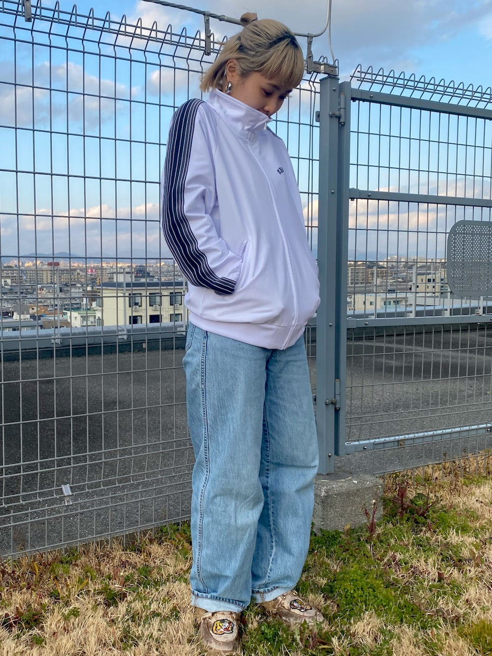 「パンツ、カジュアル、AVIREX、休日スタイル、古着MIX、大人女子、ootd、パンツコーデ、韓国ファッション、AVIREXBelle」｜「AVIREXのトラック ジャケット / TRACK JACKET / アヴィレックス / AVIREX（ジャージ、ホワイト系）」を使った、IMUさん（レディース・162cm）の冬コーディネートの1枚目の写真
