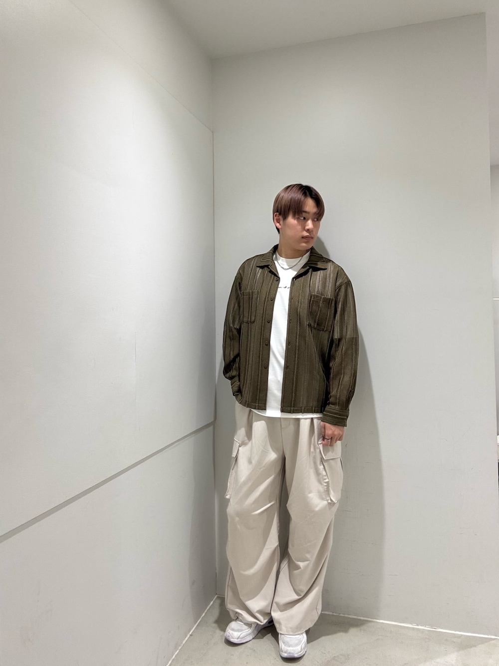 ホワイト系のTシャツ/カットソー、ブラウン系のシャツ/ブラウス、ホワイト系のその他パンツを着用したメンズの春コーディネートの1枚目の写真