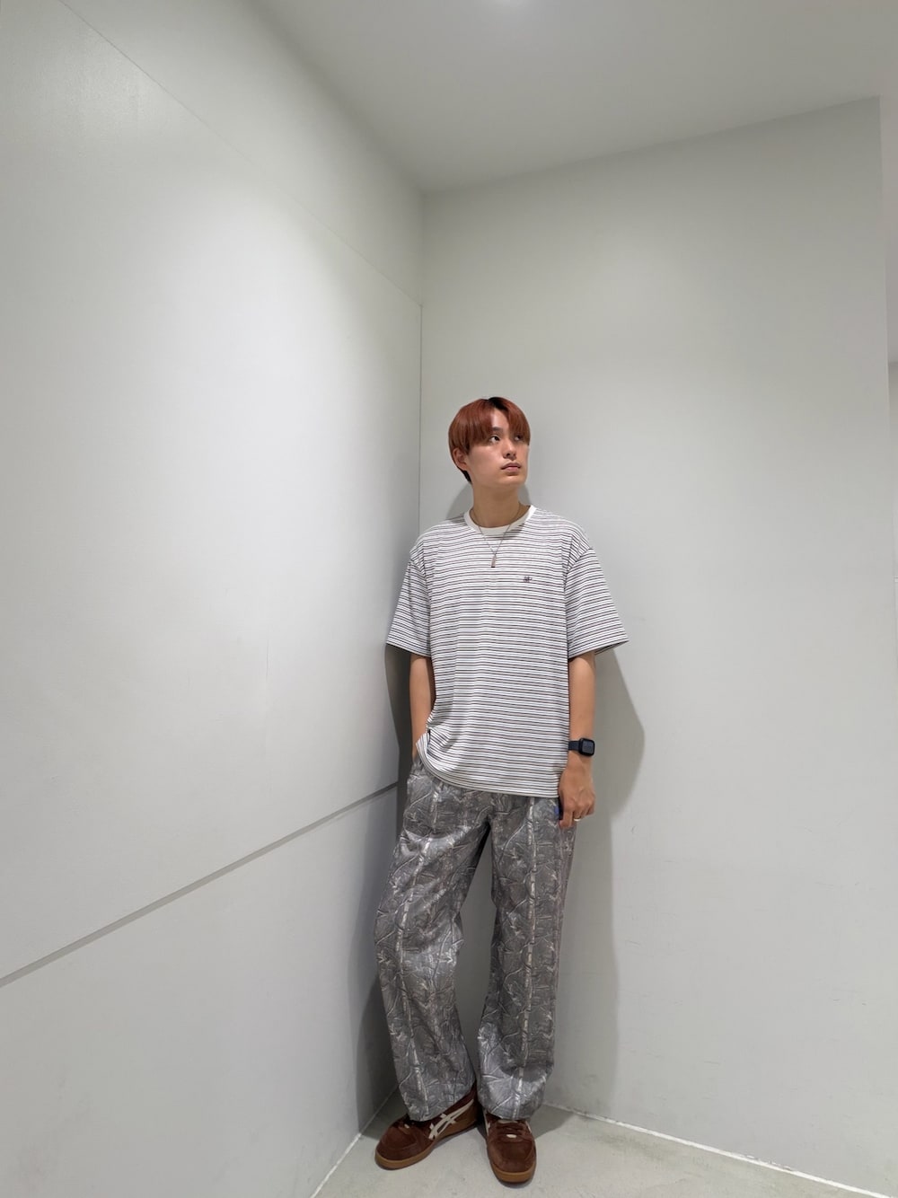 ホワイト系のTシャツ/カットソー、グレー系のその他パンツを着用したメンズの夏コーディネートの1枚目の写真