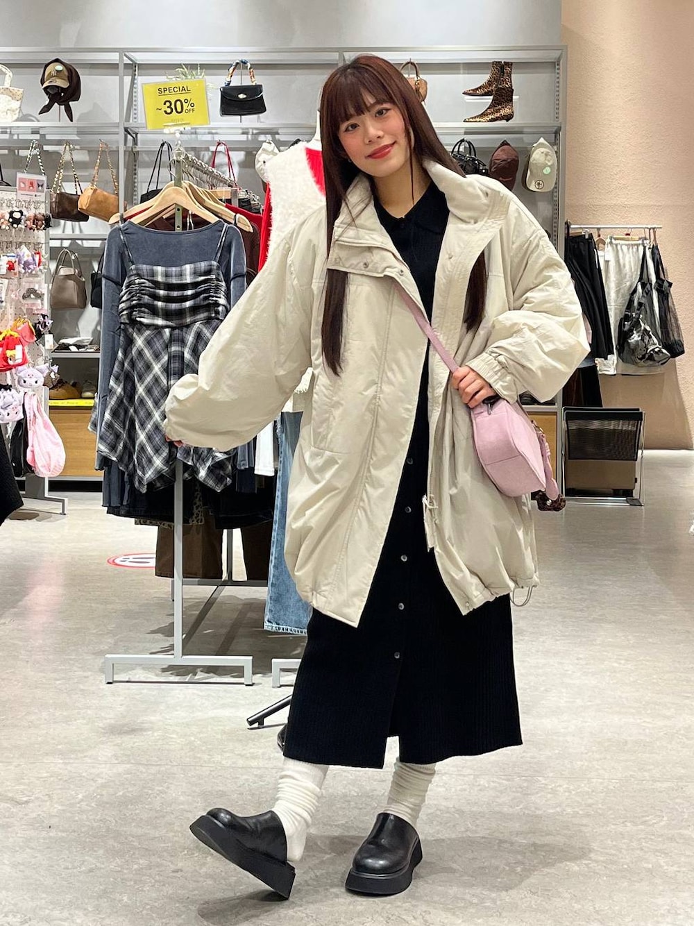 ホワイト系のブルゾン、ブラック系のサンダル、ピンク系のボストンバッグを着用したレディースの秋コーディネートの1枚目の写真