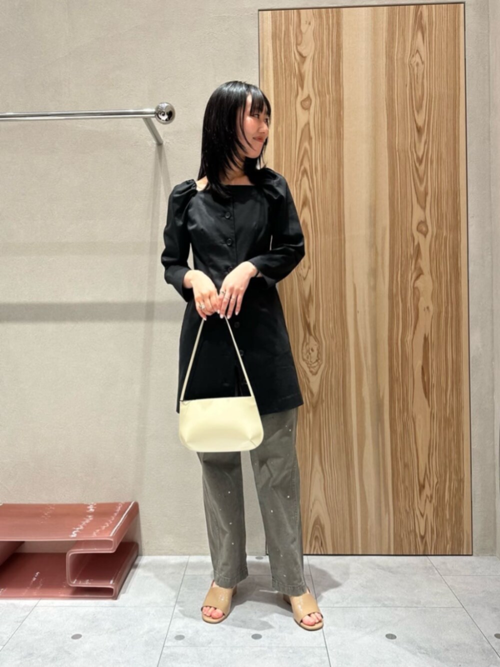 ブラック系のワンピース、グリーン系のその他パンツを着用したレディースの夏コーディネートの1枚目の写真