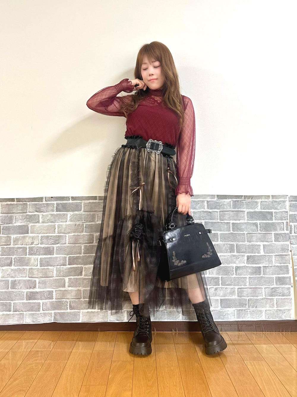 レッド系のTシャツ/カットソー、レッド系のタンクトップ、ベージュ系のスカートを着用したレディースの夏コーディネートの1枚目の写真