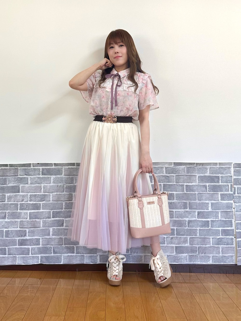 「フェミニン、花柄、花柄ブラウス、ピンク、ピンクコーデ、シフォンブラウス、チュールスカート、淡色コーデ、お出かけコーデ、デートコーデ、axes femme、キレイめコーデ、かごバッグ」｜「axes femmeの花柄フリルシアーブラウス（シャツ/ブラウス、ピンク系）」を使った、まりさん（レディース・157cm）の春コーディネートの1枚目の写真
