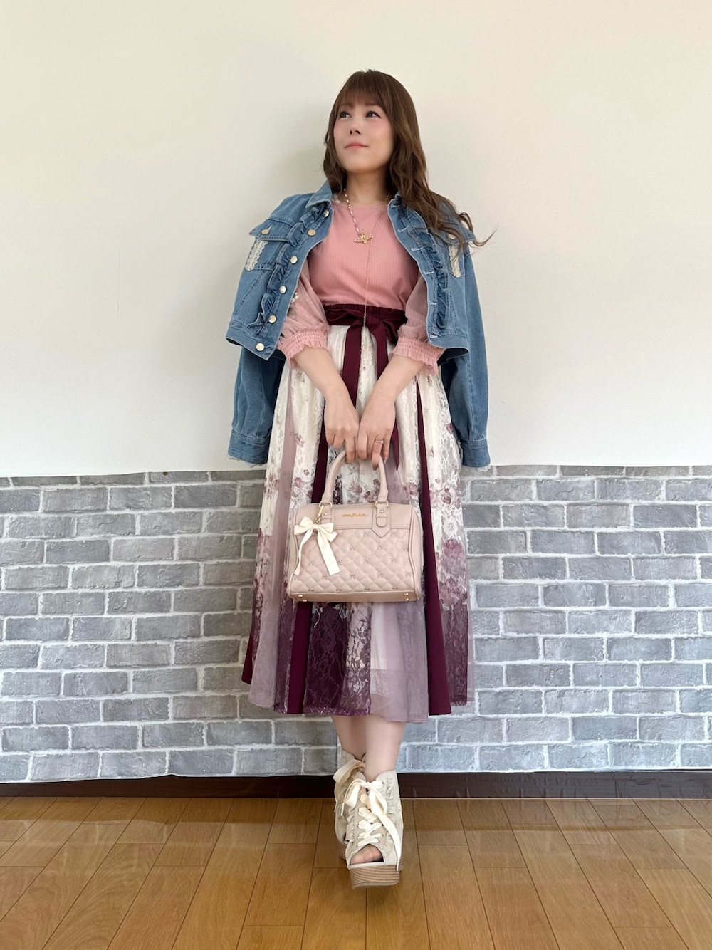 「デニムジャケット、ピンク、ピンクコーデ、刺繍、刺繍トップス、レース、レーススカート、ボストンバッグ、フェミニン、フェミニンコーデ」｜「axes femmeのチュール×フラワー刺繍プルオーバー（Tシャツ/カットソー、ピンク系）」を使った、まりさん（レディース・157cm）の春コーディネートの1枚目の写真