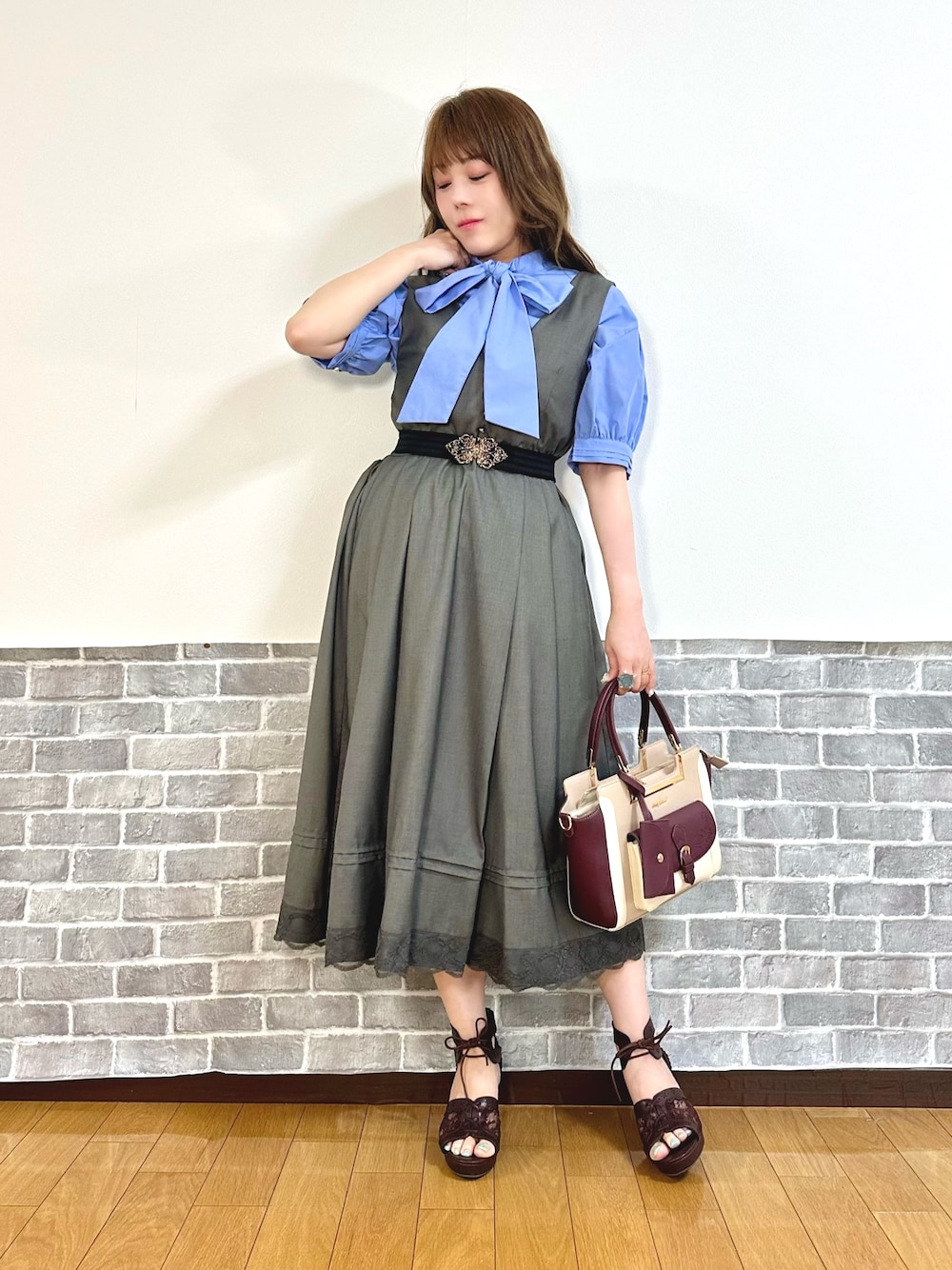 「フェミニン、キレイめ、きれいめカジュアル、通勤コーデ、オフィスカジュアル、サンダル、axes femme、オフィススタイル、ブラウスコーデ」｜「axes femmeのビッグリボン半袖ブラウス（シャツ/ブラウス、ブルー系）」を使った、まりさん（レディース・157cm）の夏コーディネートの1枚目の写真