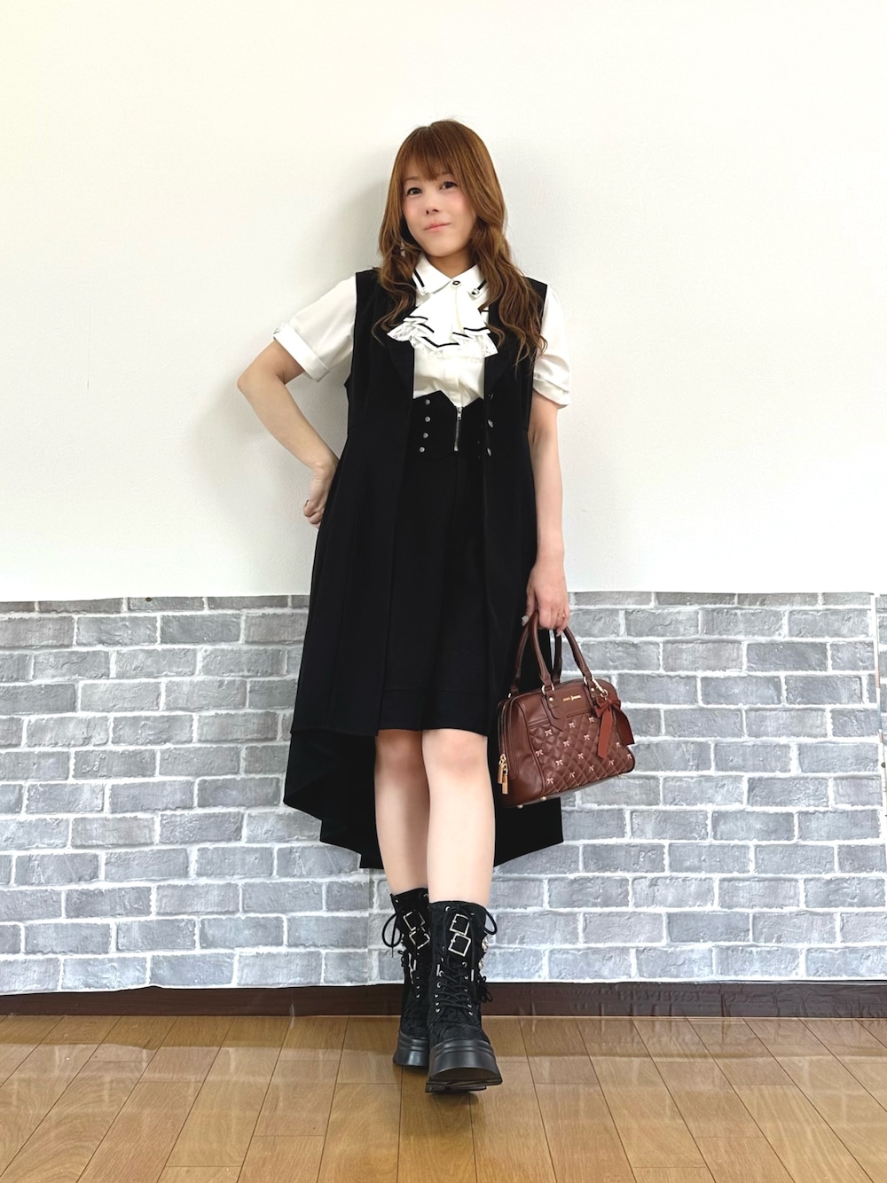 「ショートパンツ、お出かけコーデ、axes femme、axes femme POETIQUE、推し活コーデ、モノトーン、モノトーンコーデ、クラシカル、概念」｜「axes femmeのフリルジャボ付配色ラインブラウス（シャツ/ブラウス、ホワイト系）」を使った、まりさん（レディース・157cm）の春コーディネートの1枚目の写真