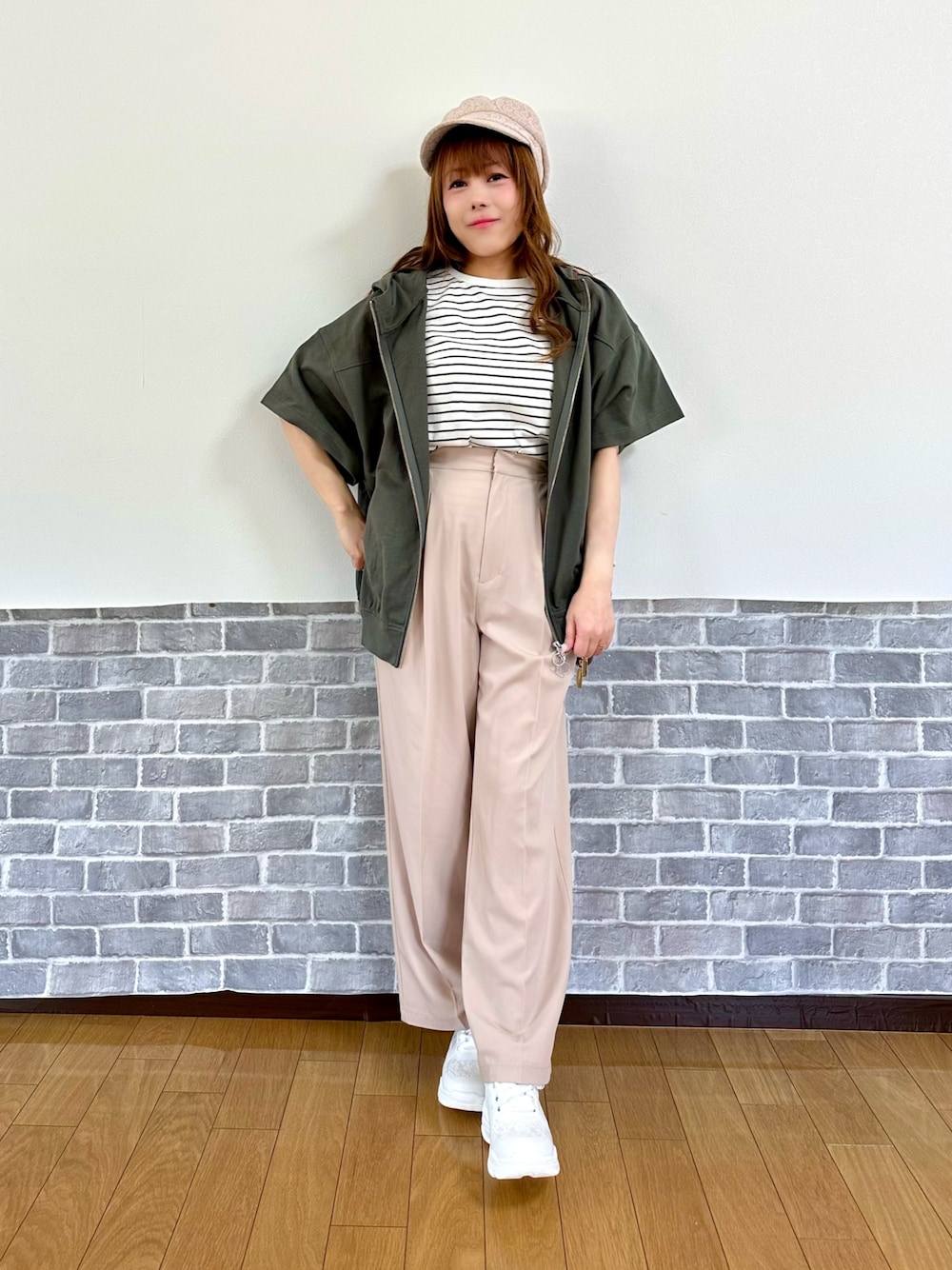 「大人カジュアル、ショルダーバッグ、アウトドアスタイル、春夏コーデ、キャップ、シンプルコーデ、休日スタイル、スニーカー、axes femme、axes femme POETIQUE、AXES-X、ママファッション、ラクチンコーデ、Tシャツ、Tシャツコーデ」｜「axes femmeのレース×チュール袖Ｔシャツ（Tシャツ/カットソー、ブルー系）」を使った、まりさん（レディース・157cm）の春コーディネートの1枚目の写真