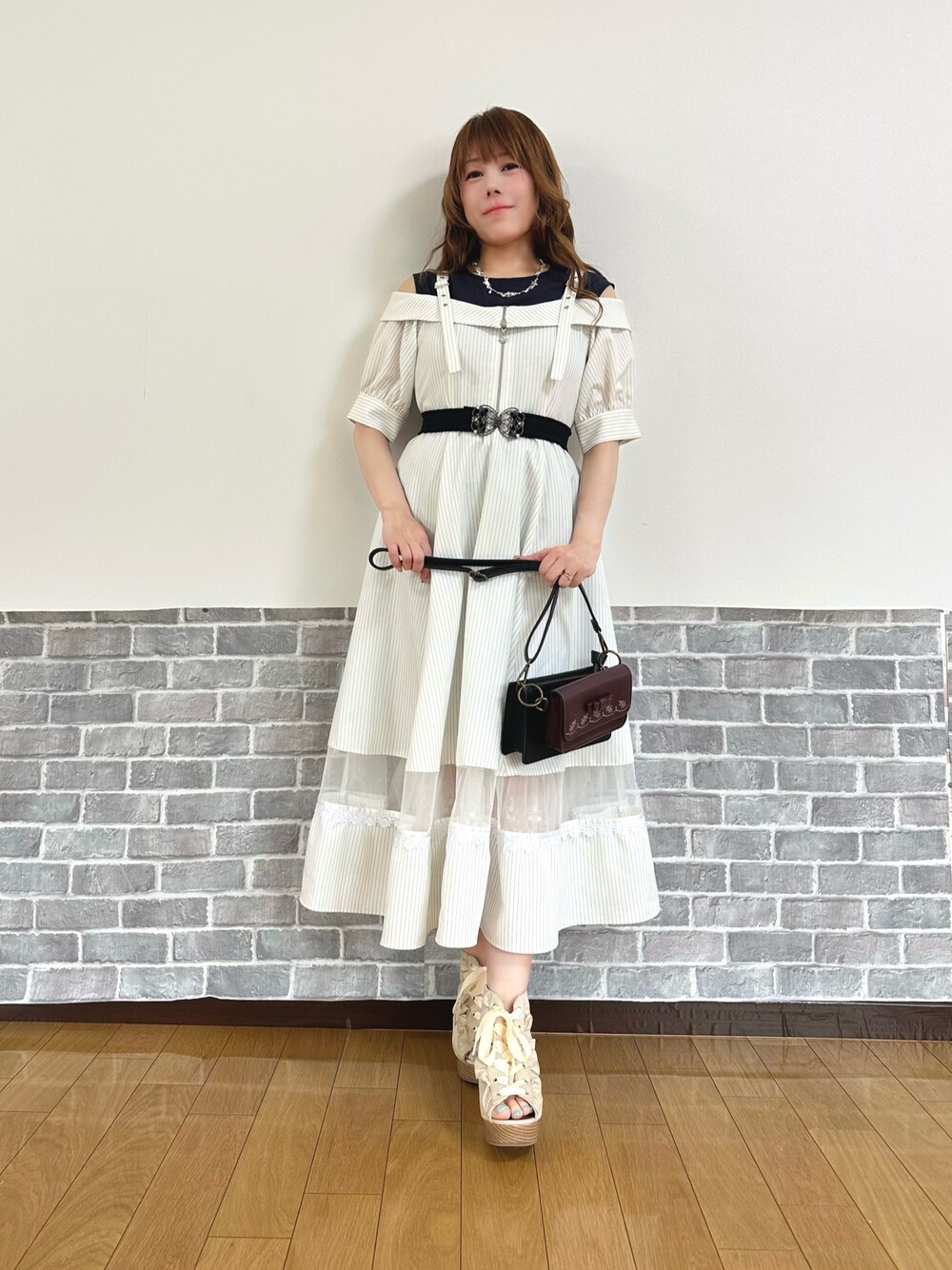 「フェミニン、キレイめ、白、夏、夏コーデ、ショルダーバッグ、サンダル、お出かけコーデ、デートコーデ、ワンピース、厚底サンダル、axes femme、大人女子」｜「axes femmeの裾フリルノースリーブブラウス（シャツ/ブラウス、ブルー系）」を使った、まりさん（レディース・157cm）の春コーディネートの1枚目の写真
