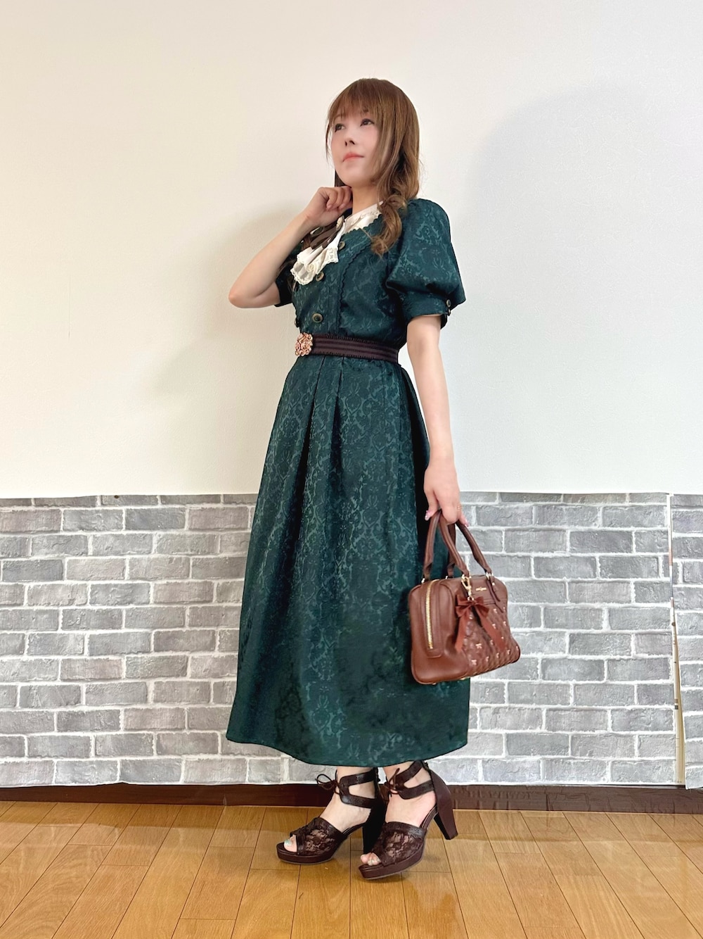 「クラシカル、レトロ、ワンピース、お出かけコーデ、ショルダーバッグ、axes femme、axes femme POETIQUE、オケージョン、ボストンバッグ」｜「axes femmeのスクエアネックジャカードワンピース（ワンピース、ブルー系）」を使った、まりさん（レディース・157cm）の春コーディネートの1枚目の写真