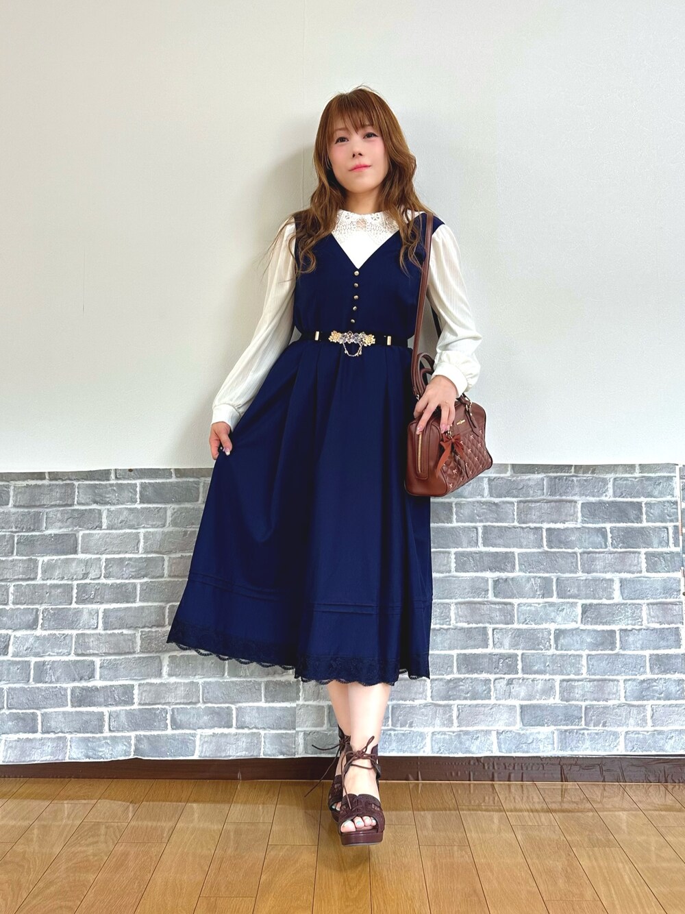 「通勤コーデ、キレイめ、ジャンパースカート、サンダル、ワンピース、axes femme、フェミニンコーデ、ボストンバッグ」｜「axes femmeのレース襟ビスチェ切替プルオーバー（Tシャツ/カットソー、ホワイト系）」を使った、まりさん（レディース・157cm）の夏コーディネートの1枚目の写真