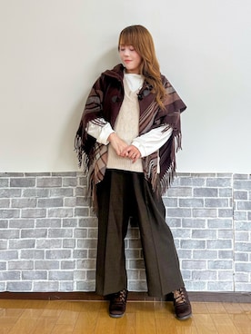 「axes femme（アクシーズファム）のサイドラインチェックポンチョ（マフラー、ブラウン系）」を使った、まりさん（レディース・157cm）の秋コーディネート