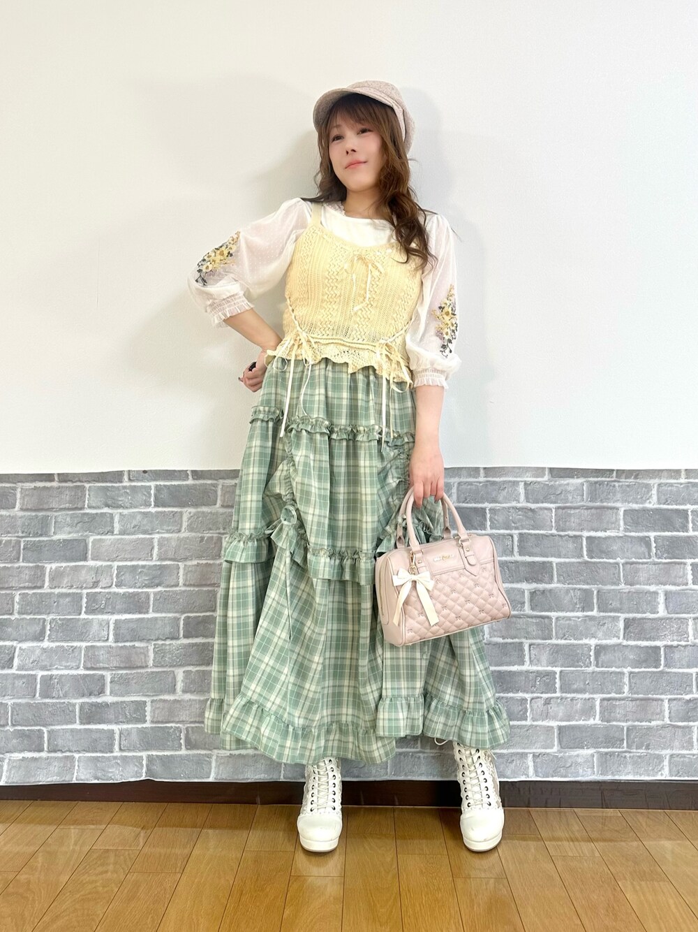 「春色、春めき満開コーデ、春コーデ、ビスチェ、淡色コーデ、休日スタイル、デートコーデ、お出かけコーデ、リボン、axes femme、大人かわいい、スカートスタイル、カラーコーデ、刺繍、チェックスカート」｜「axes femmeのレース切替編み上げブーツ（ブーツ、ホワイト系）」を使った、まりさん（レディース・157cm）の春コーディネートの1枚目の写真