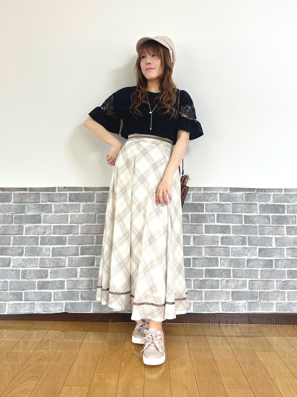 「ショルダーバッグ、大人カジュアル、スニーカー、お出かけコーデ、プチプラ、フェミニン、ママファッション、axes femme、大人かわいい、キレイめ、チェック、夏」｜「axes femmeの総レースキャスケット（キャスケット、ホワイト系）」を使った、まりさん（レディース・157cm）の春コーディネートの1枚目の写真