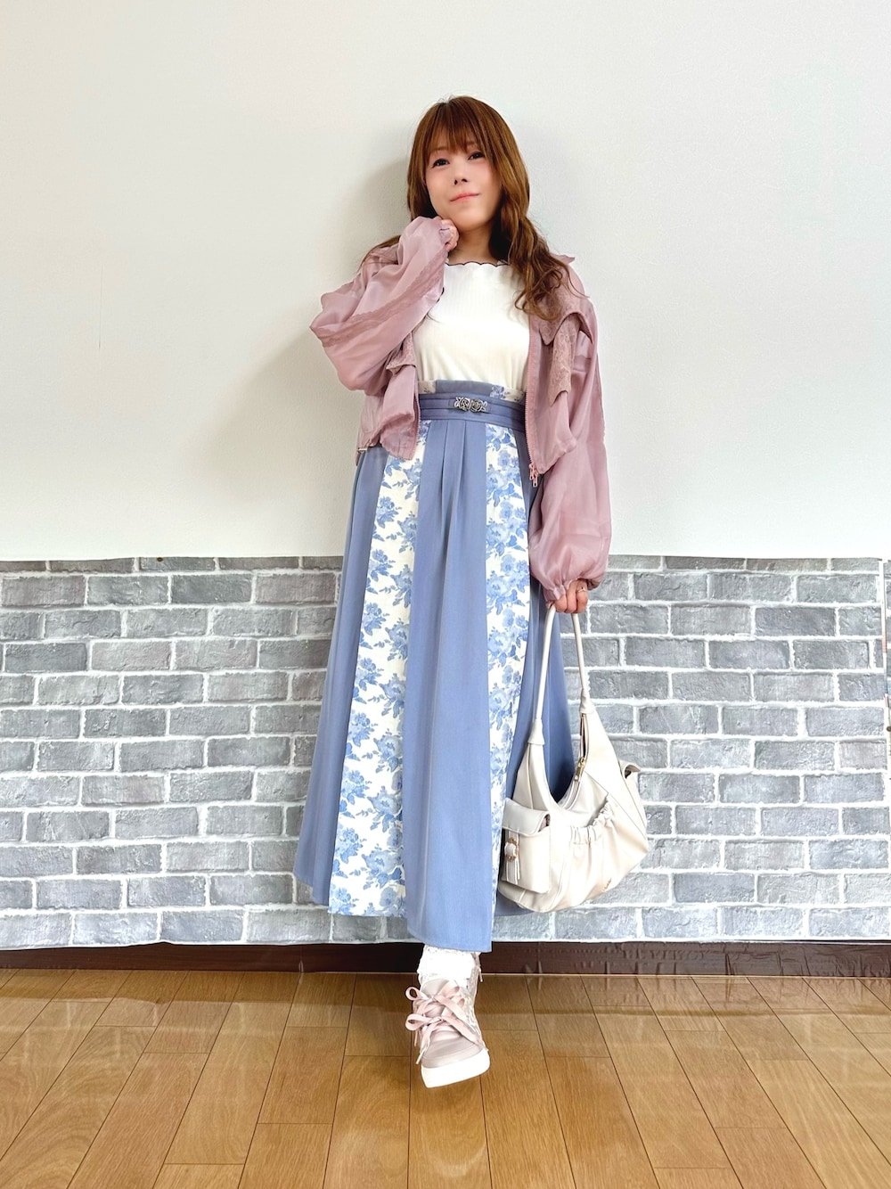 「ショルダーバッグ、白Tシャツ、お出かけコーデ、リボン、淡色コーデ、ロングスカート、きれいめカジュアル、axes femme、大人カジュアルコーデ、スニーカー、シアー」｜「axes femmeのシアートラックジャケット（ブルゾン、ピンク系）」を使った、まりさん（レディース・157cm）の春コーディネートの1枚目の写真