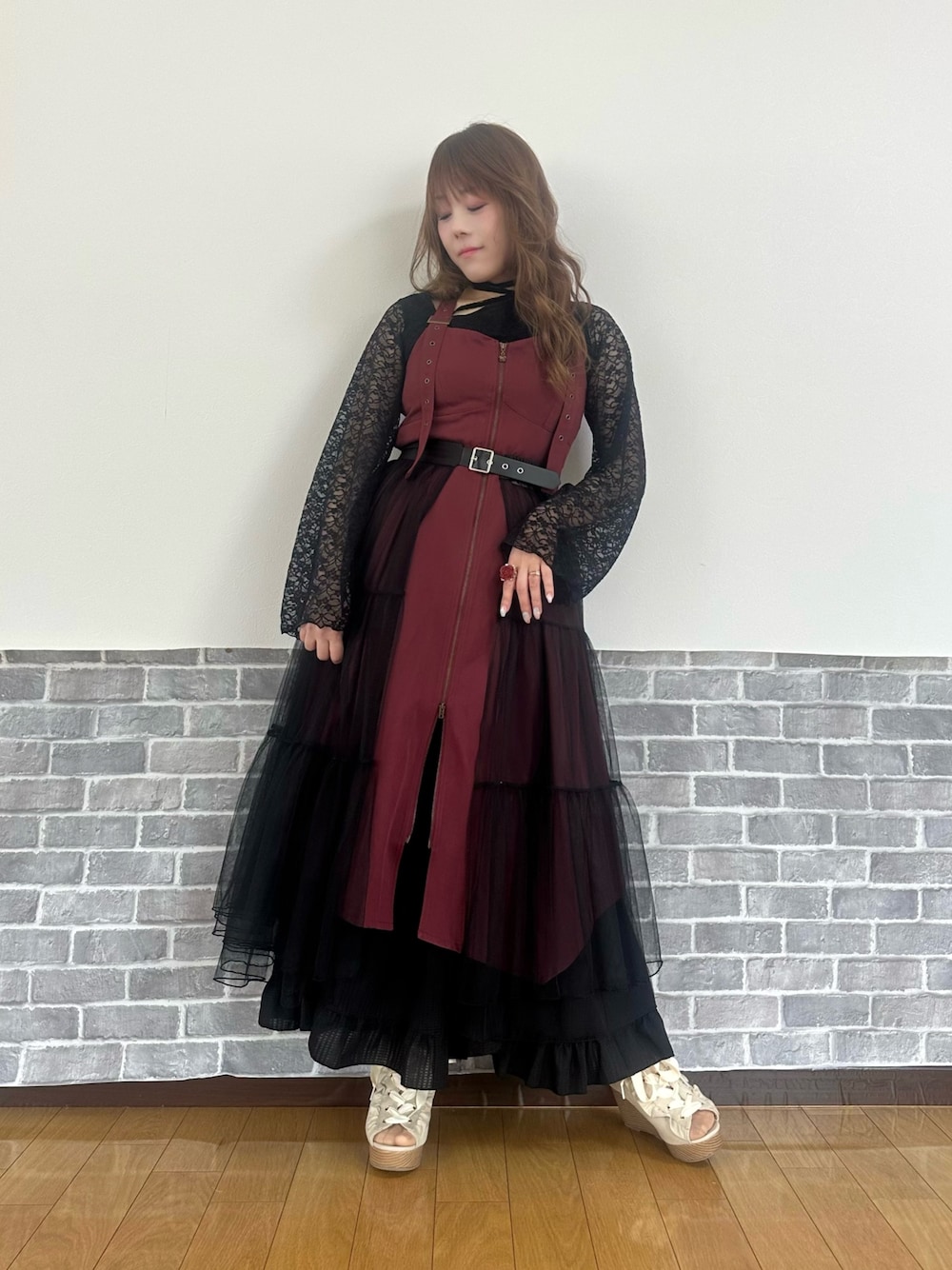 「推し活コーデ、参戦服、レイヤード、レイヤードスタイル、レイヤードコーデ、お出かけコーデ、axes femme」｜「axes femmeのストラップレーストップス（Tシャツ/カットソー、ブラック系）」を使った、まりさん（レディース・157cm）の春コーディネートの1枚目の写真