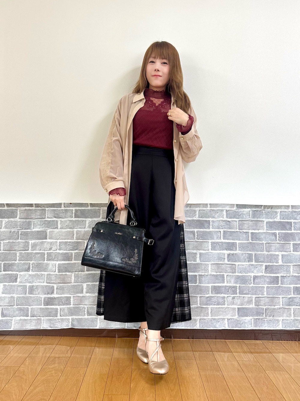 ブラウン系のシャツ/ブラウス、レッド系のTシャツ/カットソー、レッド系のタンクトップを着用したレディースの秋コーディネートの1枚目の写真