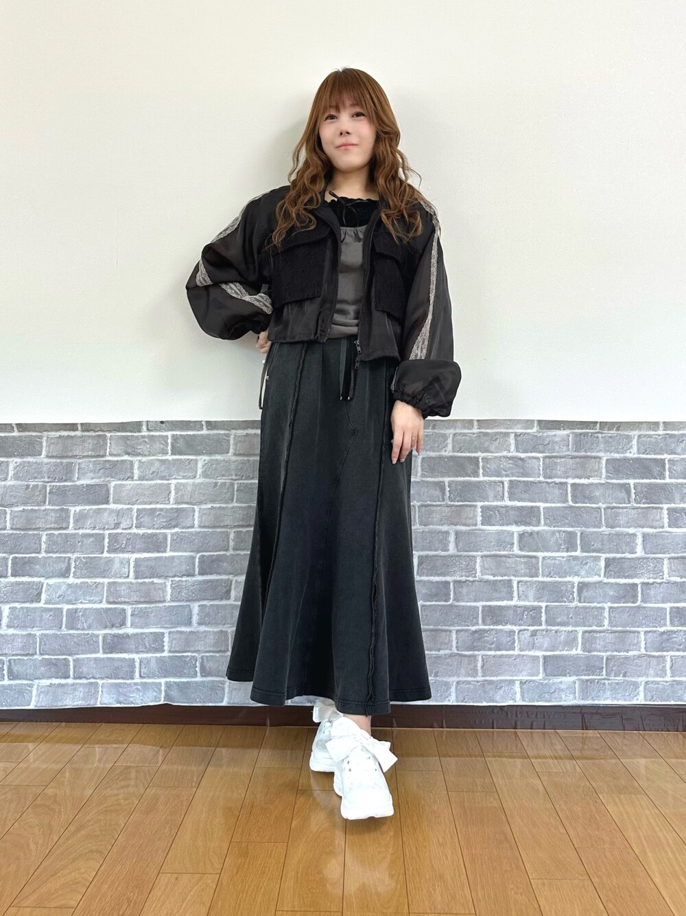 「スポーツミックス、スポーティ、モード、モードストリート、韓国ファッション、大人カジュアル、きれいめカジュアル、レイヤードスタイル、休日スタイル、スニーカー、axes femme、axes femme POETIQUE、大人カジュアルコーデ、モノトーン、モノトーンコーデ」｜「axes femmeのシアートラックジャケット（ブルゾン、ブラック系）」を使った、まりさん（レディース・157cm）の春コーディネートの1枚目の写真