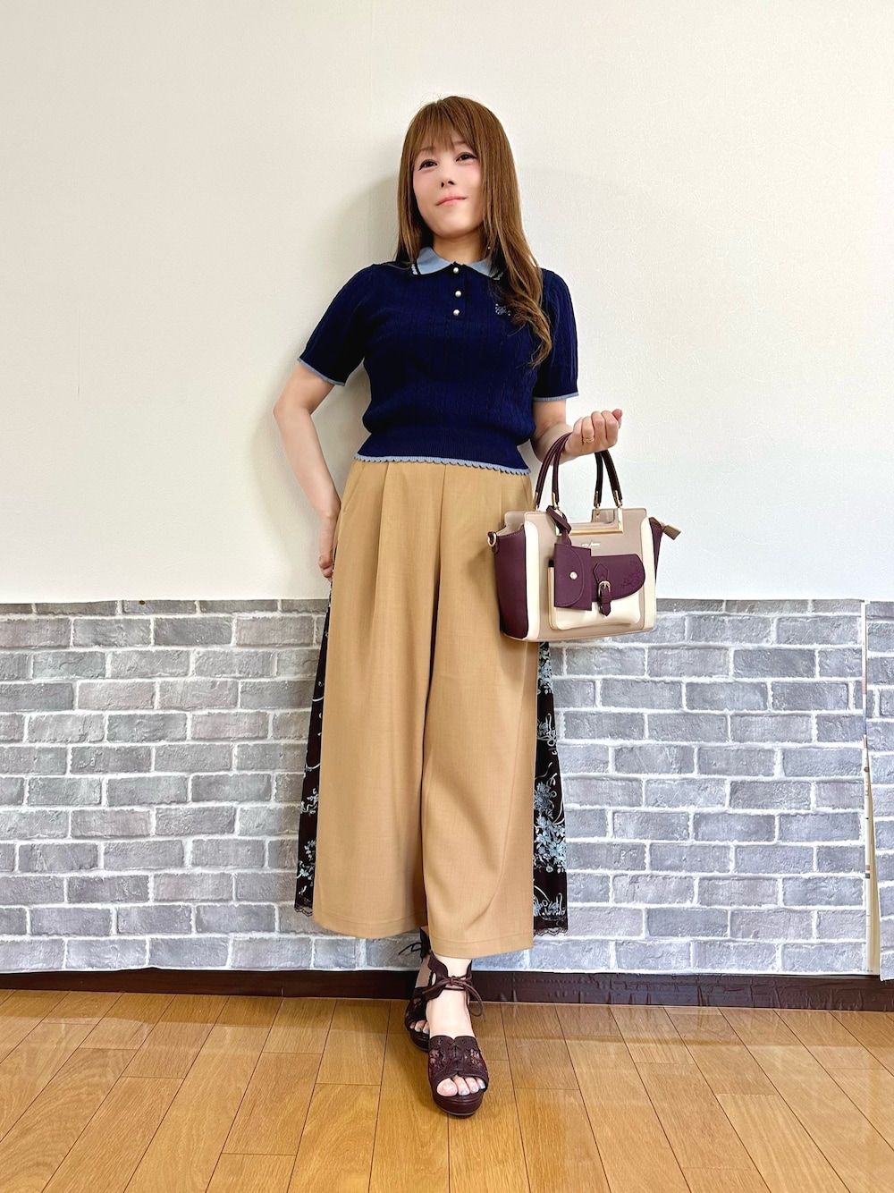 「きれいめカジュアル、パンツスタイル、ワイドパンツ、シンプルコーデ、ポロシャツ、お出かけコーデ、axes femme、大人カジュアルコーデ」｜「axes femmeの刺繍入り配色襟ニットポロ（ニット/セーター、ブルー系）」を使った、まりさん（レディース・157cm）の夏コーディネートの1枚目の写真