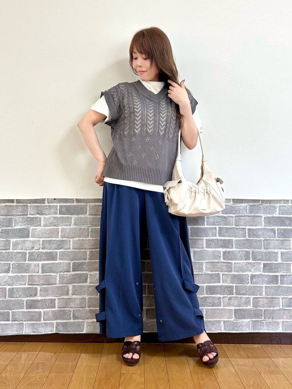 「カジュアル、カジュアルコーデ、パンツ、パンツスタイル、ニットベスト、体型カバー、Tシャツ、ママファッション、ママコーデ、axes femme」｜「axes femmeのニットベスト×Ｔシャツセット（ニット/セーター、グレー系）」を使った、まりさん（レディース・157cm）の夏コーディネートの1枚目の写真