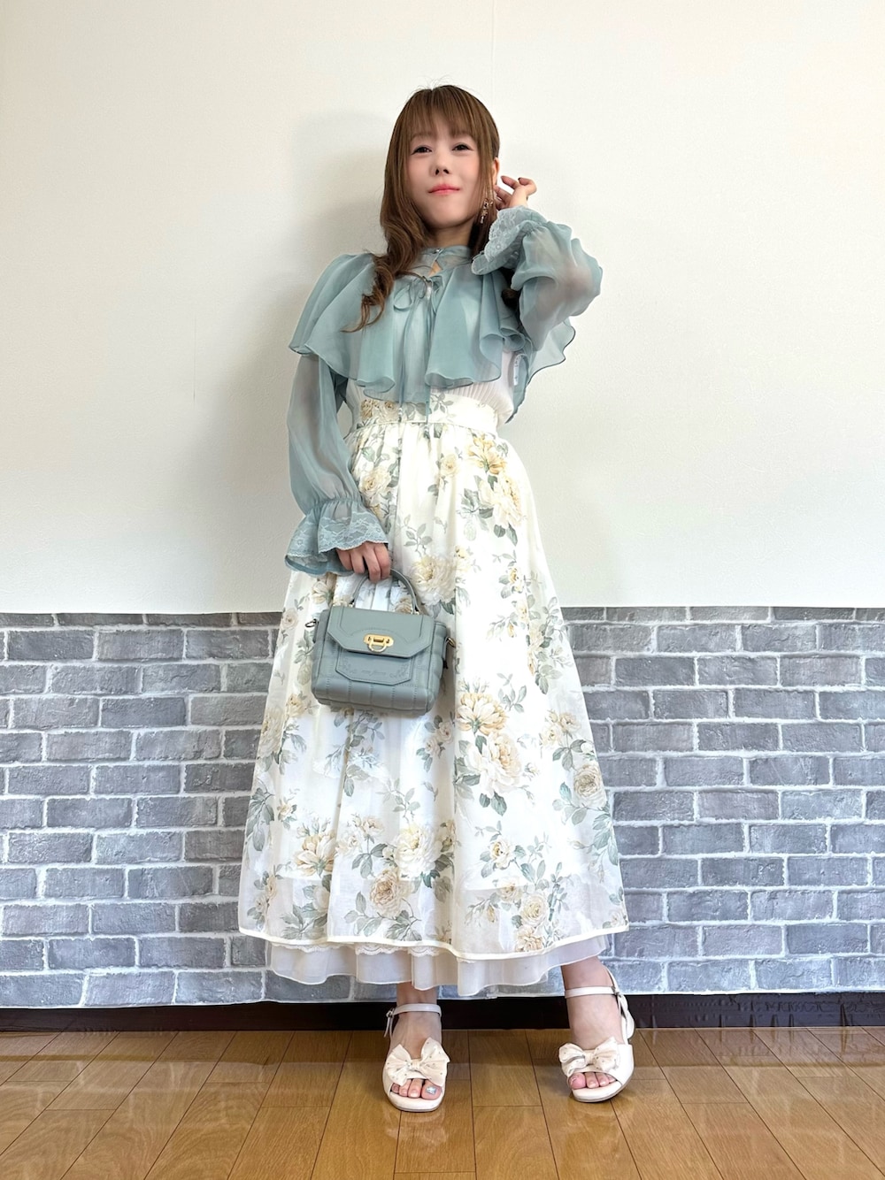 「シアートップス、春コーデ、axes femme、大人かわいい、春先取り、ミントグリーン、花柄スカート」｜「axes femmeのケープ付ラメショートブラウス（シャツ/ブラウス、グリーン系）」を使った、まりさん（骨格ウェーブ・レディース・157cm）の春コーディネートの1枚目の写真