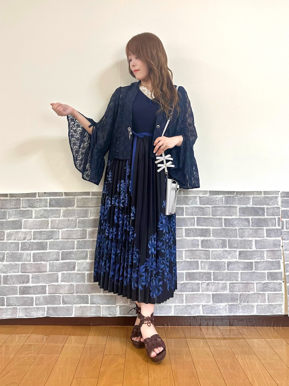 「ネイビー、ワントーンコーデ、レース、ワンピース、おでかけコーデ、クラシカル、axes femme、Fickle Bebe、夏ファッション、オトナ女子」｜「axes femmeのドロストリボン総レースボレロ（カーディガン/ボレロ、ブルー系）」を使った、まりさん（レディース・157cm）の夏コーディネートの1枚目の写真
