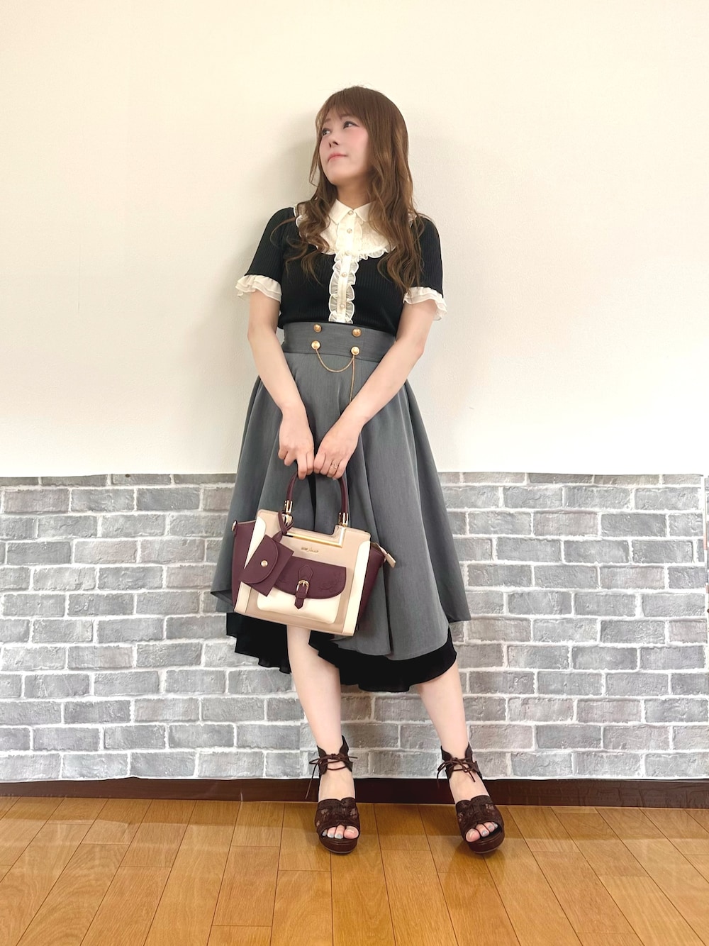 「クラシカル、フェミニン、キレイめ、フリル、axes femme、キレイめコーデ、モノトーンコーデ、きれいめコーデ」｜「axes femmeの襟付きブロッキングリブプルオーバー（Tシャツ/カットソー、ブラック系）」を使った、まりさん（レディース・157cm）の夏コーディネートの1枚目の写真