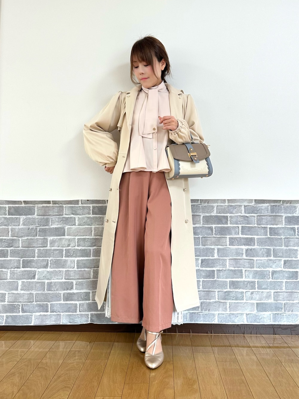 「トレンチコート、春コーデ、春めき満開コーデ、axes femme、オトナ女子、シャツ/ブラウス、ワイドパンツ、通勤コーデ、オフィスカジュアル、キレイめ、フェミニン」｜「axes femmeのフード付トレンチコート（トレンチコート、ベージュ系）」を使った、まりさん（骨格ウェーブ・レディース・157cm）の春コーディネートの1枚目の写真