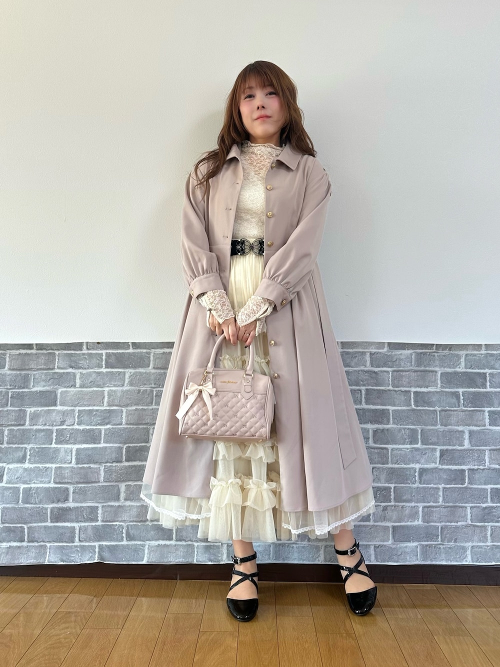 「春コーデ、淡色コーデ、トレンチコート、デートコーデ、お出かけコーデ、axes femme、シアートップス、フェミニン、レーストップス、チュールスカート、ティアードスカート」｜「axes femmeのバックフリルトレンチコート（トレンチコート、ピンク系）」を使った、まりさん（骨格ウェーブ・レディース・157cm）の春コーディネートの1枚目の写真