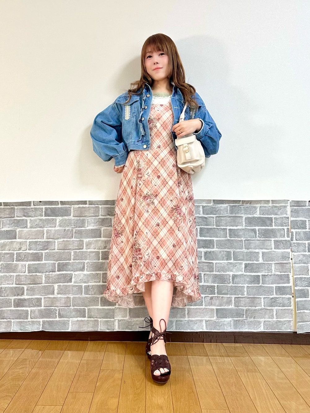 「ワンピース、ワンピース×デニム、フェミニン、デニムジャケット、チェックワンピース、キャミワンピ、ショルダーバッグ、お出かけコーデ、デートコーデ、axes femme、ワンピースコーデ、大人ガーリー」｜「axes femmeのレース×フリルデニムジャケット（デニムジャケット、ブルー系）」を使った、まりさん（レディース・157cm）の春コーディネートの1枚目の写真