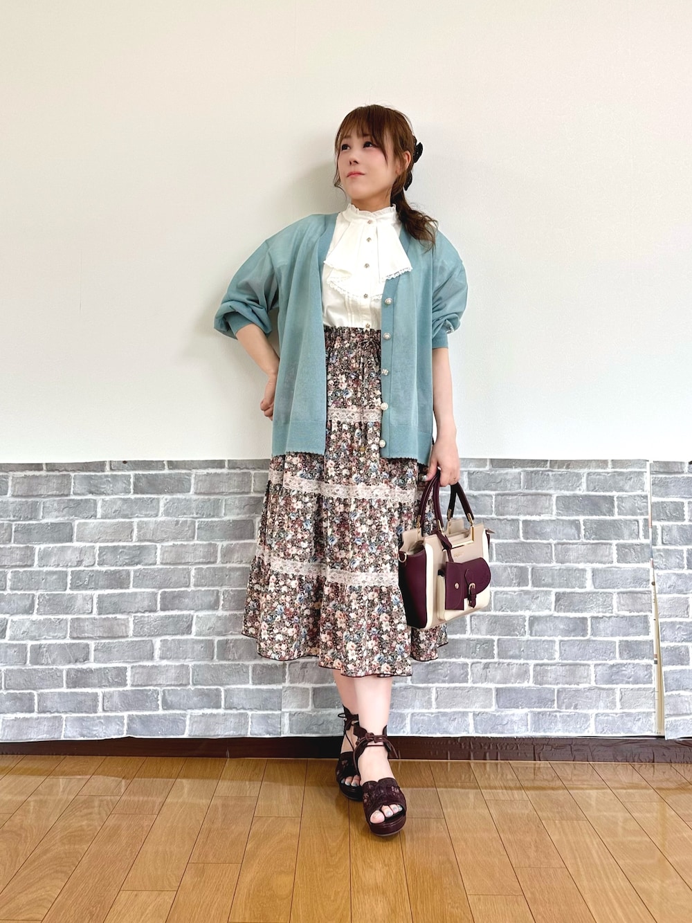 「キレイめ、フェミニン、オフィスカジュアル、花柄スカート、白ブラウス、半袖シャツ、きれいめカジュアル、サンダル、axes femme、お出かけコーデ、大人かわいい」｜「axes femmeのＵＶカットシアーニットカーディガン（カーディガン/ボレロ、グリーン系）」を使った、まりさん（レディース・157cm）の夏コーディネートの1枚目の写真