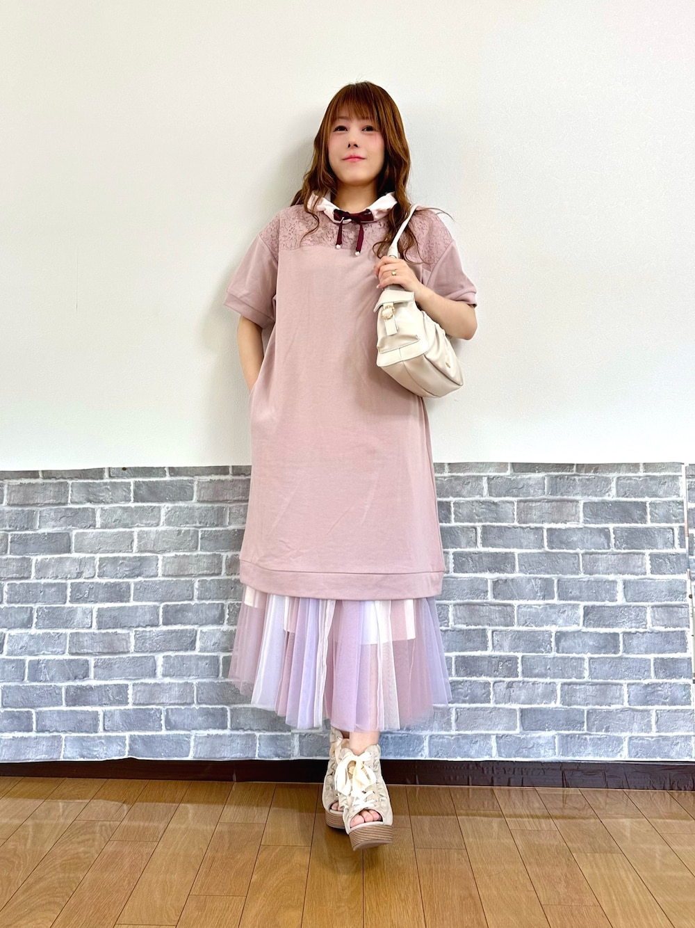 「ピンク、ピンクコーデ、フェミニン×カジュアル、パーカーワンピース、ゆるコーデ、axes femme」｜「axes femmeの吸水速乾フラワーレースタンク（タンクトップ、レッド系）」を使った、まりさん（レディース・157cm）の春コーディネートの1枚目の写真