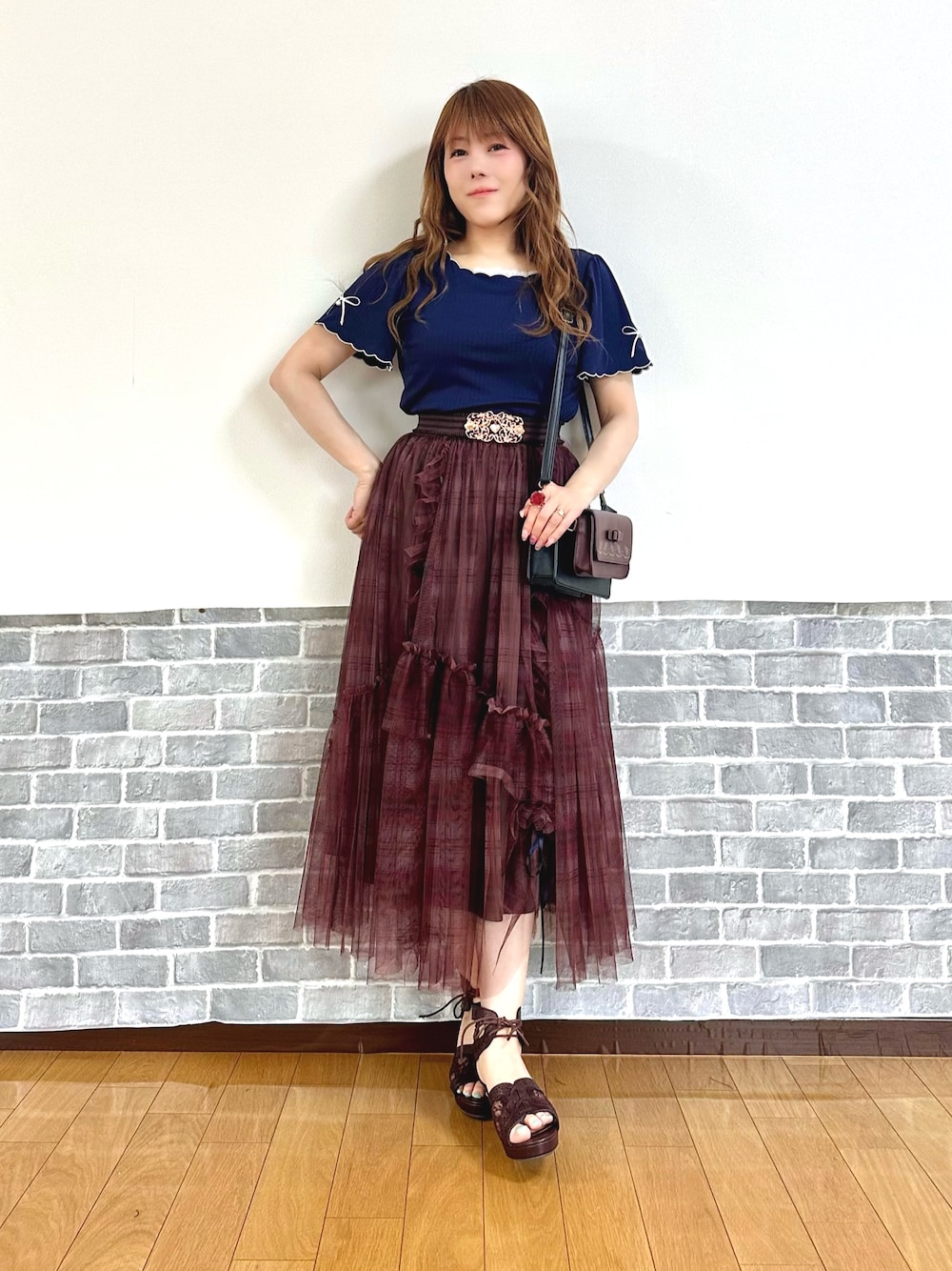 「きれいめカジュアル、Tシャツ、フェミニン、チェック、チェックスカート、チュールスカート、夏コーデ、サンダル、axes femme、オトナガーリー、axes femme POETIQUE」｜「axes femmeのリボン×スカラップ刺繍プルオーバー（Tシャツ/カットソー、ブルー系）」を使った、まりさん（レディース・157cm）の夏コーディネートの1枚目の写真