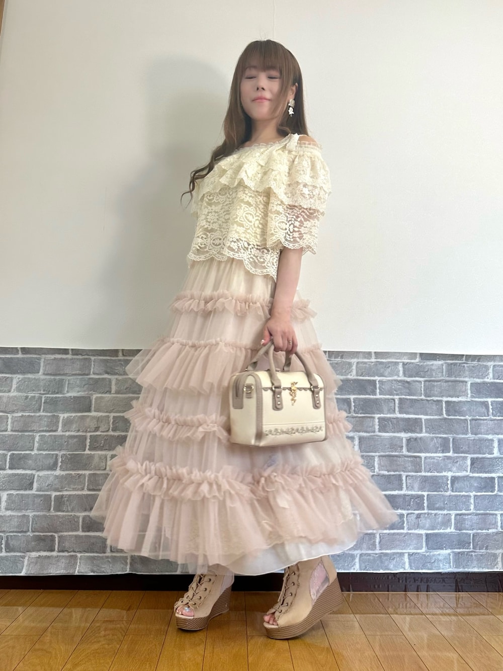 「フェミニン、ティアードスカート、チュールスカート、レーストップス、レイヤードスタイル、レイヤード、axes femme、春色、春カラー、お出かけコーデ」｜「axes femmeの肩リボンレースフリルインナー（タンクトップ、ホワイト系）」を使った、まりさん（レディース・157cm）の春コーディネートの1枚目の写真