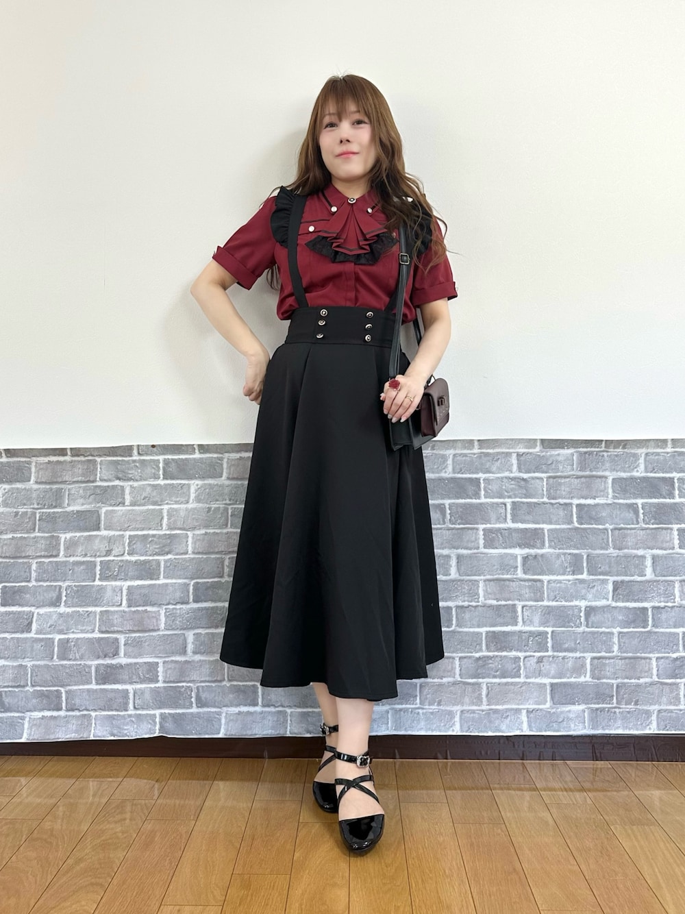 「赤×黒、シャツ、ブラウス、クラシカル、フェミニン、ショルダーバッグ、お出かけコーデ、axes femme」｜「axes femmeのフリルジャボ付配色ラインブラウス（シャツ/ブラウス、レッド系）」を使った、まりさん（レディース・157cm）の春コーディネートの1枚目の写真