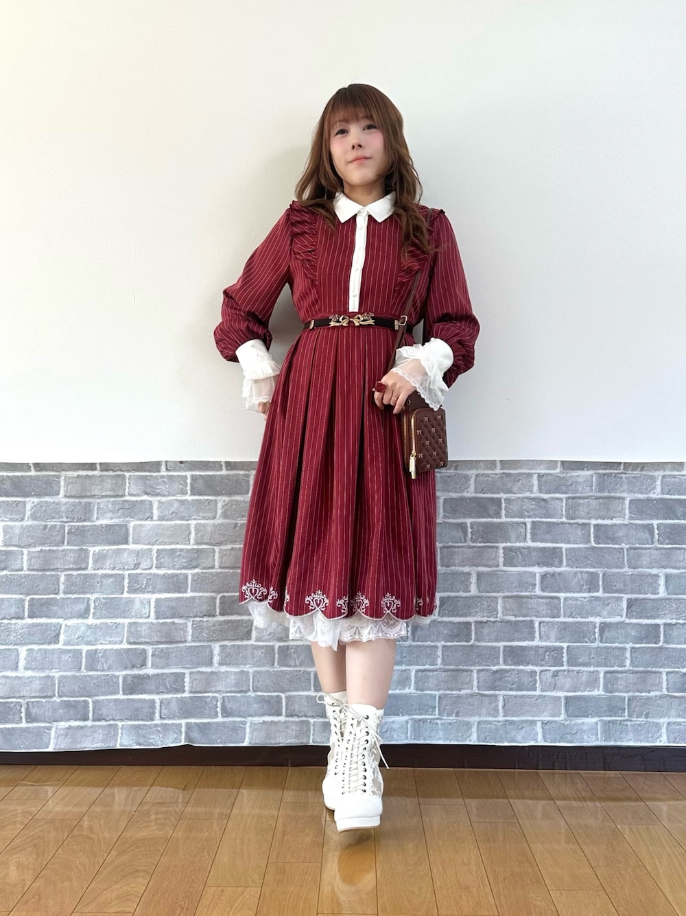 「リボン、ワンピース、デートコーデ、お出かけコーデ、ショルダーバッグ、axes femme、axes femme POETIQUE、大人かわいい、春服みてみて、カラーコーデ、推し活コーデ、ガーリーコーデ」｜「axes femmeのスカラップ刺繍バイカラーワンピース（ワンピース、レッド系）」を使った、まりさん（レディース・157cm）の春コーディネートの1枚目の写真