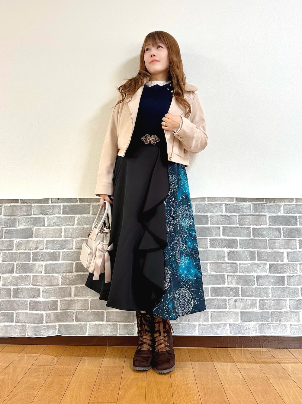 パープル系のダッフルコート、ホワイト系のTシャツ/カットソー、ブルー系のニット/セーターを着用したレディースの秋コーディネートの1枚目の写真