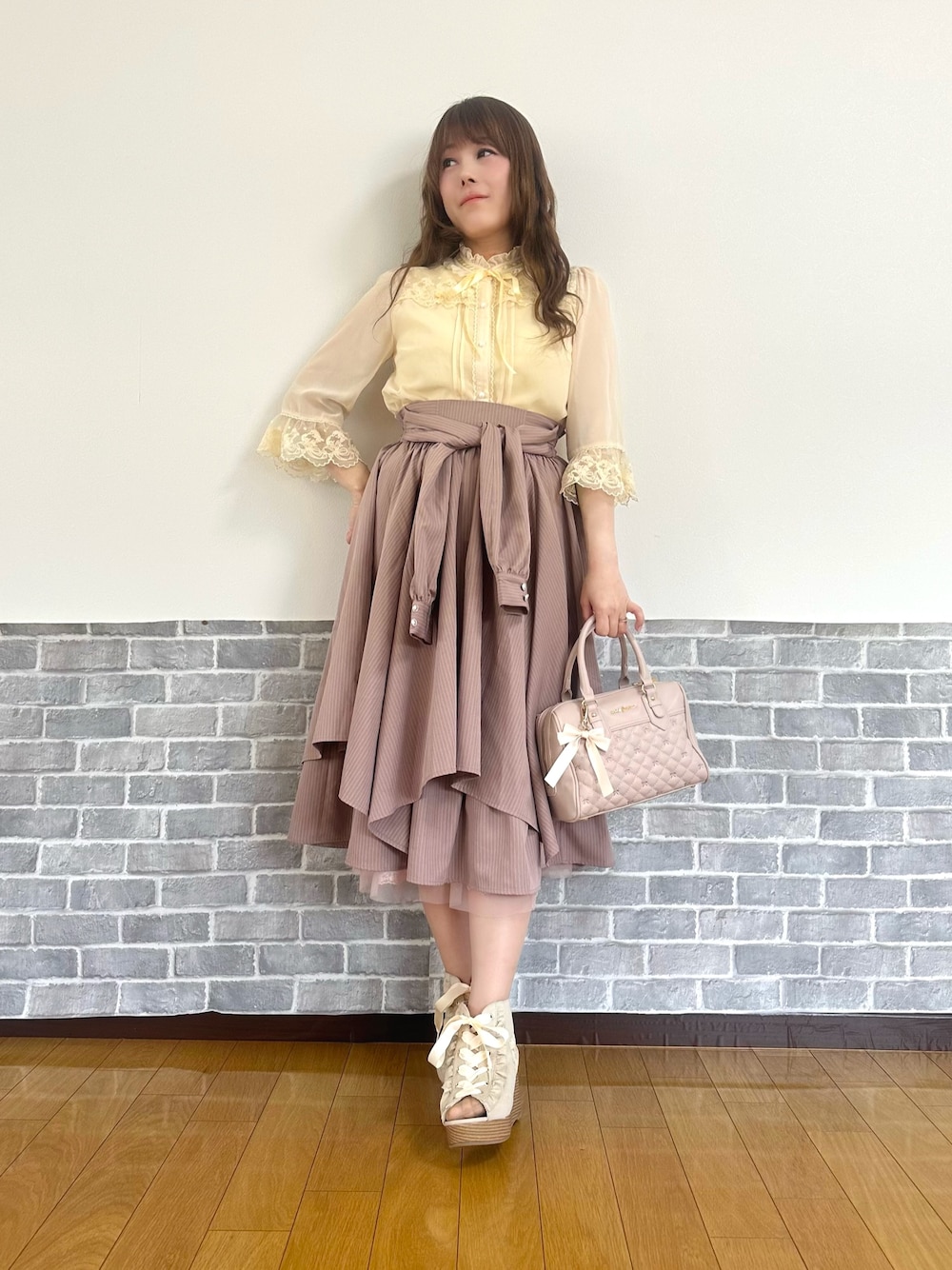 「フェミニン、ブラウス、ブラウス×スカート、リボン、春色、デートコーデ、お出かけコーデ、axes femme」｜「axes femmeのプチローズ×リボンレースブラウス（シャツ/ブラウス、イエロー系）」を使った、まりさん（レディース・157cm）の春コーディネートの1枚目の写真