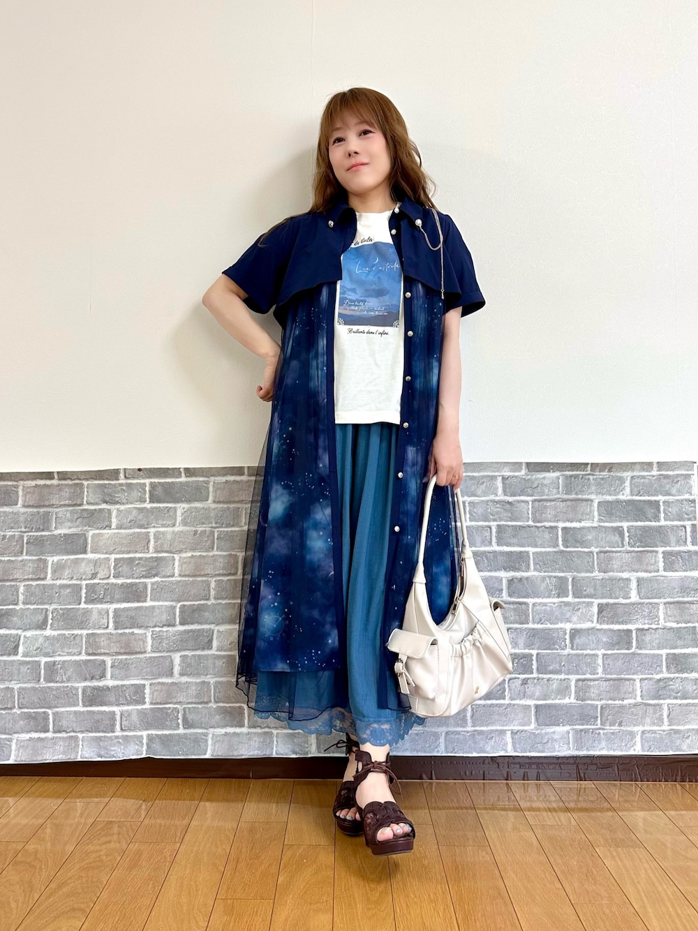 「体型カバー、ゆったり、ゆるコーデ、シャツワンピ、白Tシャツ、axes femme、パンツスタイル、ママファッション」｜「axes femmeのステラプリントシャツワンピース（ワンピース、ブルー系）」を使った、まりさん（レディース・157cm）の夏コーディネートの1枚目の写真