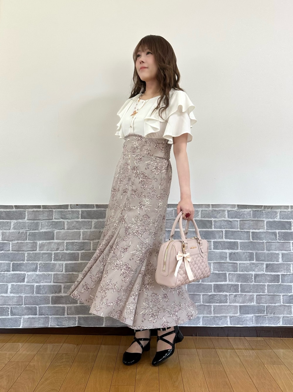 「デニムジャケット、ワンピース、キレイめ、スタイルアップ、axes femme、春服、大人女子、春カラー、お出かけコーデ、フリル」｜「axes femmeのレース×フリルデニムジャケット（デニムジャケット、ブルー系）」を使った、まりさん（レディース・157cm）の春コーディネートの1枚目の写真