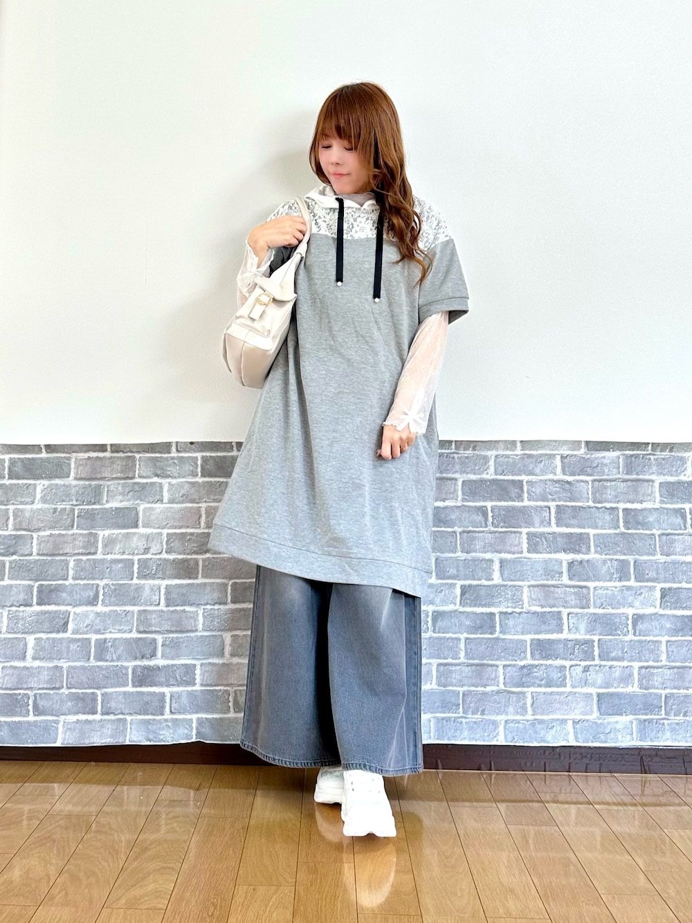 「カジュアル、カジュアルコーデ、パーカーワンピース、ゆったり、ゆったりコーデ、デニムパンツ、デニム、レイヤードスタイル、スニーカー、axes femme、axes femme POETIQUE、トレンド、パンツコーデ」｜「axes femme POETIQUEのサテンリボンスニーカー（スニーカー、ホワイト系）」を使った、まりさん（レディース・157cm）の春コーディネートの1枚目の写真