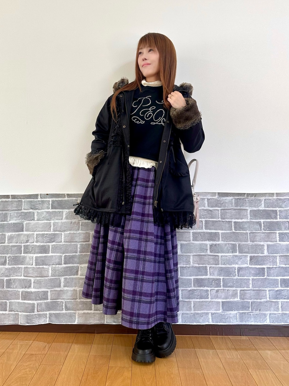 ホワイト系のTシャツ/カットソー、ブラック系のTシャツ/カットソー、ブラック系のモッズコートを着用したレディースの秋コーディネートの1枚目の写真