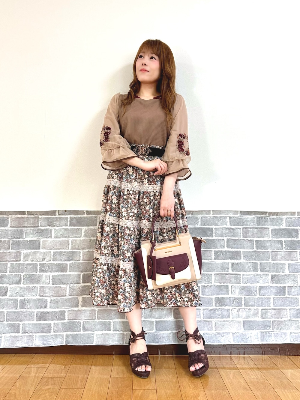 ブラウン系のTシャツ/カットソー、レッド系のタンクトップ、ブラウン系のスカートを着用したレディースの夏コーディネートの1枚目の写真