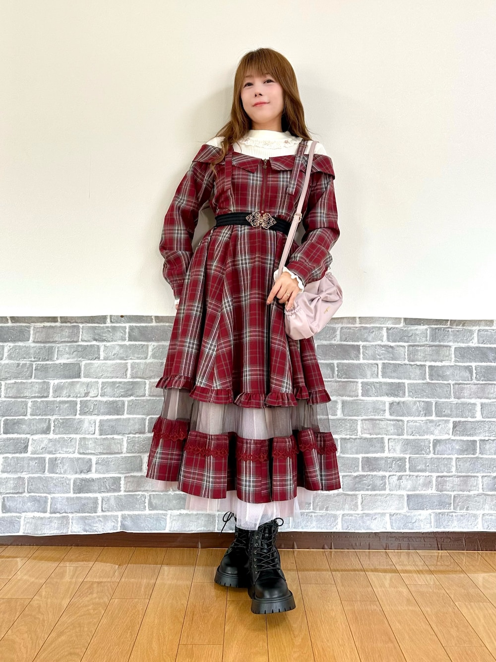 ホワイト系のニット/セーター、レッド系のワンピース、ピンク系のショルダーバッグを着用したレディースの秋コーディネートの1枚目の写真