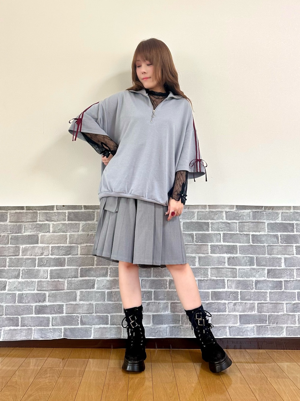 「大人カジュアル、シアートップス、スポーツミックス、axes femme、axes femme POETIQUE、レイヤード、レイヤードスタイル、ハーフジップ、ハーフパンツ」｜「axes femmeのリボンラインジップトレーナー（スウェット、ブルー系）」を使った、まりさん（レディース・157cm）の春コーディネートの1枚目の写真