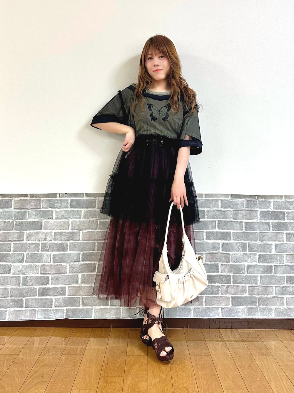「グランジ、ヴィンテージ、axes femme、y2k、レイヤードスタイル、シアートップス、axes femme POETIQUE、Tシャツコーデ、レイヤードコーデ、トレンド」｜「axes femmeのビジューロゴショートＴシャツ（Tシャツ/カットソー、グレー系）」を使った、まりさん（レディース・157cm）の夏コーディネートの1枚目の写真
