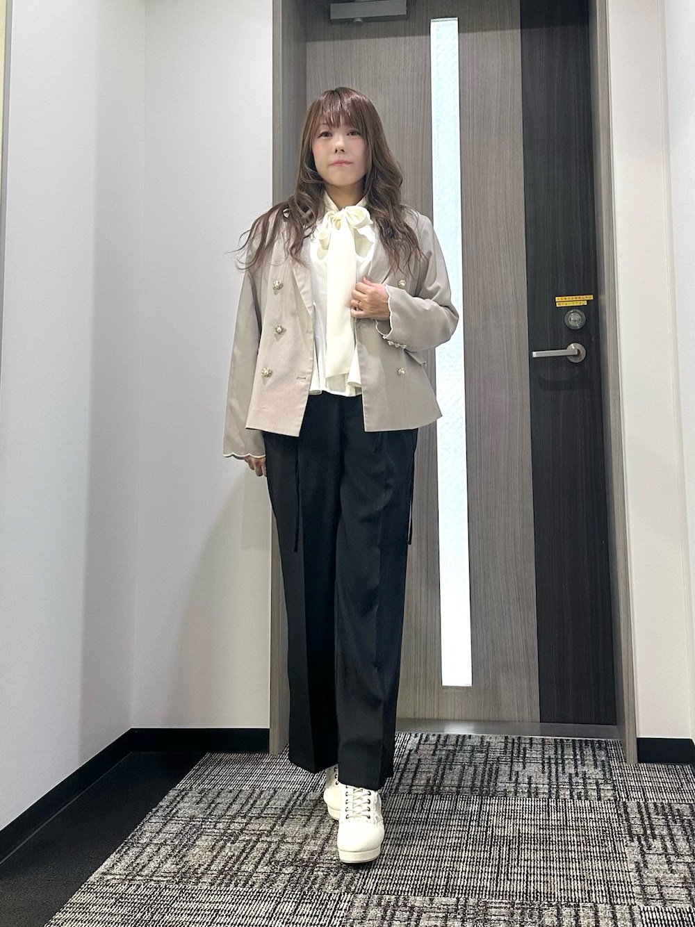 「ジャケット、春コーデ、axes femme、パンツスタイル、シンプルコーデ、ブラウスコーデ、きれいめカジュアル、ジャケットコーデ、入学式、通勤コーデ」｜「axes femmeのスカラップ刺繍ダブルジャケット（テーラードジャケット、ベージュ系）」を使った、まりさん（レディース・157cm）の春コーディネートの1枚目の写真