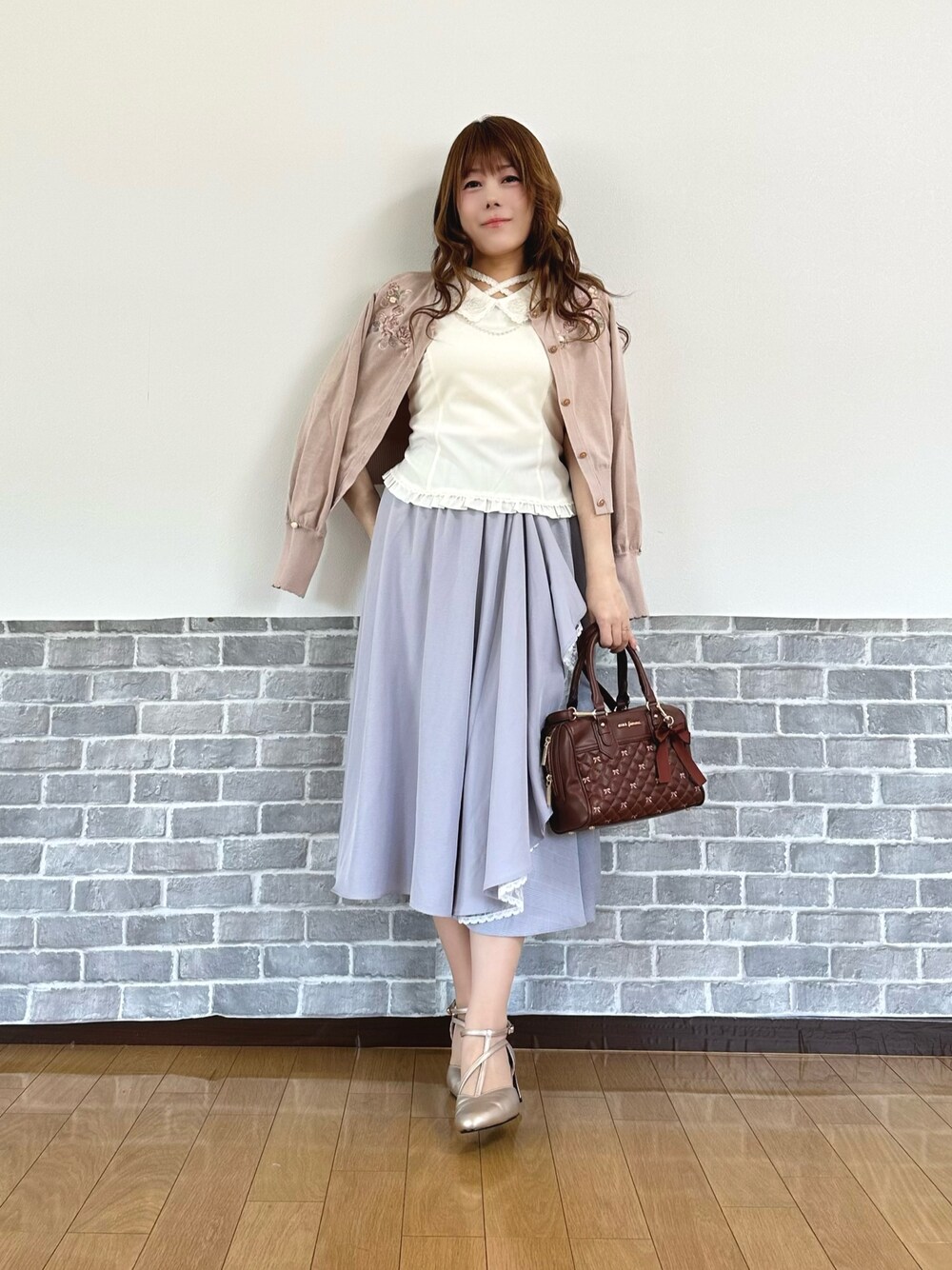 「フェミニン、ノースリーブ、カーディガン、淡色コーデ、スカート、春夏コーデ、お出かけコーデ、axes femme」｜「axes femmeのカップ付きストラップタンク（タンクトップ、ホワイト系）」を使った、まりさん（レディース・157cm）の春コーディネートの1枚目の写真