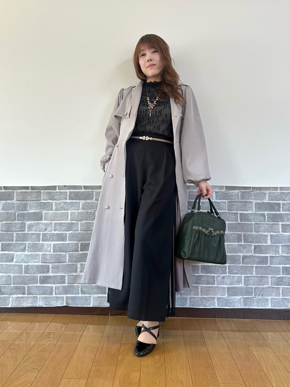 「シアートップス、パンツスタイル、ワイドパンツ、axes femme、おでかけコーデ、きれいめコーディネート、オトナ女子」｜「axes femmeのストライプ切替ワイドパンツ（その他パンツ、ブラック系）」を使った、まりさん（骨格ウェーブ・レディース・157cm）の春コーディネートの1枚目の写真